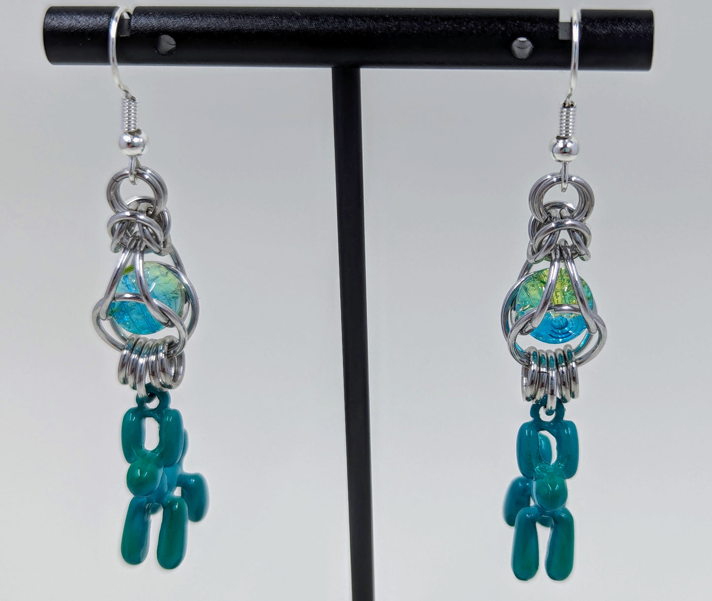 Boucles d'oreilles pendantes en mailles de chien en forme de ballon bleu sarcelle avec perles capturées faites à la main