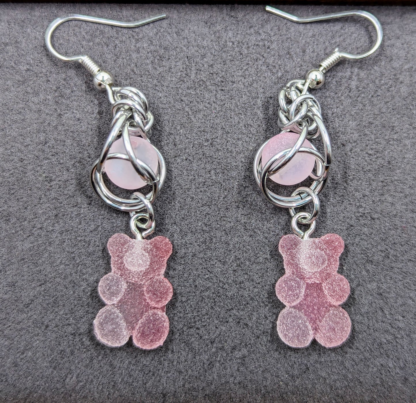 Boucles d'oreilles en mailles de perles capturées faites à la main en forme d'ourson en gélatine